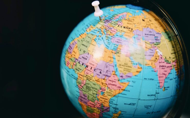 Tandis que la tendance négative des performances a persisté en 2024 dans presque tous les pays européens, il s’avère que les industries allemandes et françaises ont été particulièrement touchées. Concernant 2025, le Csil estime que la demande de meubles, en Europe, devrait rester quasiment étale en 2025 et s'améliorer légèrement à moyen terme. Parmi les facteurs positifs susceptibles de favoriser une reprise figurent : une légère amélioration des indicateurs macroéconomiques, une baisse attendue de l'inflation et des taux d'intérêt, ainsi qu'une potentielle croissance des salaires.