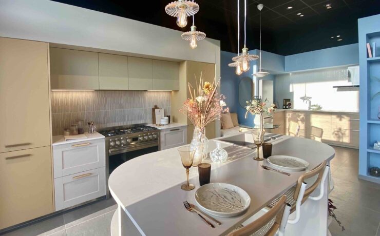 Alors que les magasins de Vertou et d’Orvault ne couvraient pas la totalité de la région nantaise, Mobalpa recherchait un entrepreneur pour prendre en charge le secteur de Carquefou. L’enseigne du groupe Fournier l’a trouvé en la personne de Léopold Bertholet. D’une surface commerciale de 255 m2, son point de vente bénéficie d’un accès et d’un stationnement aisés. Huit cuisines y sont exposées, ainsi qu’un appartement complet.