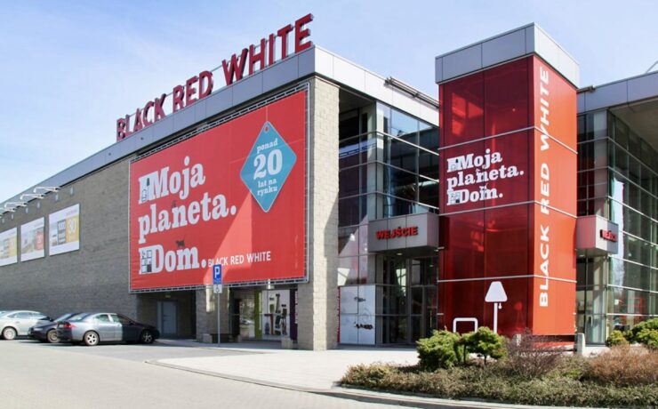 Le groupe polonais “Black Red White” exploite notamment 82 magasins en propre (dont 78 en Pologne), dispose d’un réseau d'environ 300 partenaires commerciaux (en Pologne) et emploie plus de 5 000 personnes. BRW exporte en outre ses propres produits dans plus de trente pays à travers le monde. Le Polonais continuera de fonctionner avec une direction indépendante et les détails de la transaction ne seront pas divulgués.
