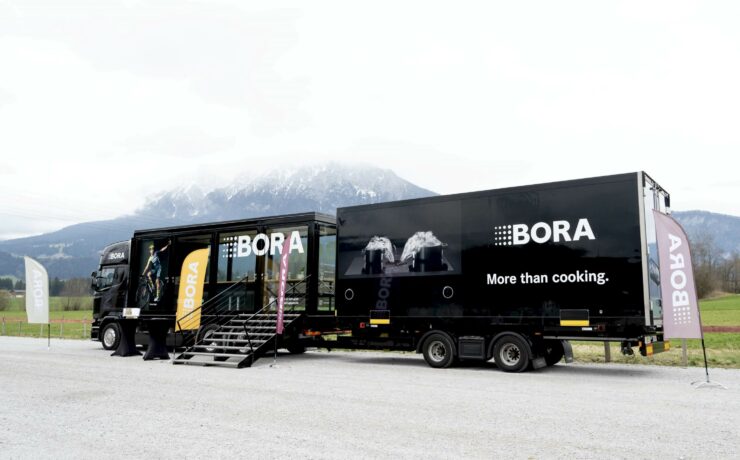 À bord du camion “Bora Cooking”, les personnels de la marque proposeront une expérience culinaire immersive autour des produits du fabricant de Raubling (Allemagne). Des dégustations préparées sur place mettront notamment en lumière les différentes technologies proposées. Objectif de ces moments de partage et d’échange : inspirer les visiteurs, tout en leur faisant découvrir (ou redécouvrir) l’univers de la marque.