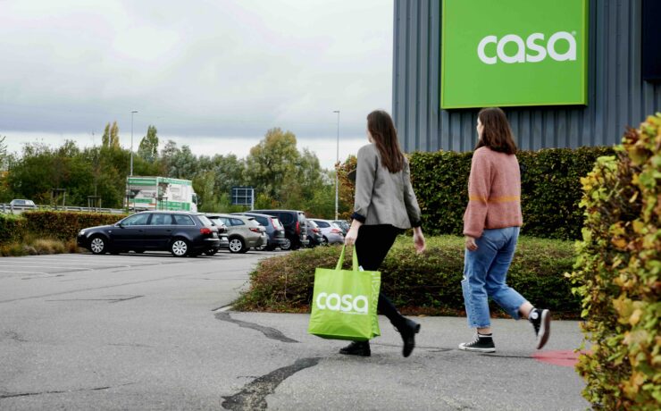 Après avoir déclaré son état de cessation des paiements, Casa France va solliciter l’ouverture d’une procédure de redressement judiciaire. La filiale française du groupe Casa est contrainte d’engager cette démarche après la liquidation, début mars, de Casa Belgique, qui assurait la logistique du groupe ainsi que des services essentiels comme l’informatique de gestion et la finance. Objectif : rechercher un ou plusieurs repreneurs pour les magasins Casa dans l’Hexagone.