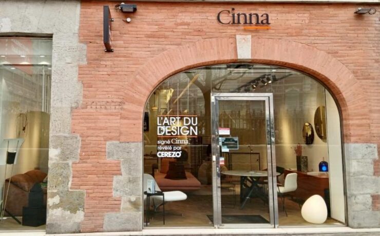 L’ouverture de ce nouveau showroom de 100 m2, entièrement remis à neuf, est une première pour Cinna, habituellement implantée à travers ses propres boutiques ou chez des revendeurs multi-marques. Avec “Cinna by Cerezo”, la marque du groupe familial Roset affirme son développement en France et inaugure un nouveau modèle de présence sur le territoire.
