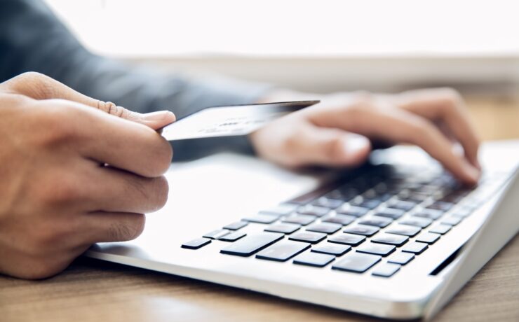 Selon la Fevad, l’année 2024 marque un tournant dans le développement du e-commerce français, avec le retour d’une croissance dynamique basée sur l’augmentation des volumes, qui traduit la place toujours plus grande du commerce en ligne dans le quotidien des consommateurs. 2024 se caractérise également par un rééquilibrage de croissance entre les ventes de produits et de services.