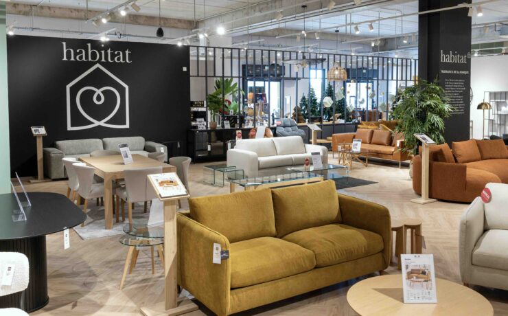 Habitat a fait le choix de s’associer à l’enseigne d’origine bordelaise “Fabrique de Styles” pour déployer des corners exclusifs dans vingt-quatre boutiques en France. À la clé : une sélection de mobilier mêlant pièces iconiques et nouveautés de la marque, à retrouver au sein de l’espace “meubles” de ces points de vente. Objectif : renforcer “en direct” le lien de la marque Habitat avec ses clients fidèles, en alliant son expertise du digital à celle de la vente en magasin.