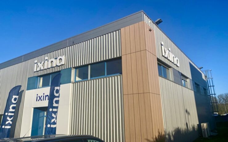 Animé par la même volonté d’entreprendre qu’à ses premiers jours avec la bannière Ixina, Éric Billaudot a ouvert sa cinquième unité sous l’enseigne du groupe FBD à Redon (35), le 16 janvier dernier. Au cœur de cette nouvelle adresse de 200 m2 se situe un espace de cocréation, ainsi qu’une zone “inspirationelle et participative” équipée d’une matériauthèque, dans laquelle les clients peuvent donner vie à leur projet.