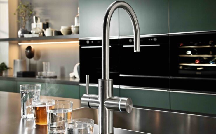 Bien plus qu’un simple mitigeur, le “Mythos Water Hub” de Franke propose une véritable solution 5-en-1. En effet, en plus de l’eau chaude et froide classique, il dispense quatre types d’eaux filtrées : une eau ambiante (idéale pour toute la journée) ; une eau réfrigérée (sans glaçons) ; ainsi que deux niveaux d’eau pétillante, fine bulle ou intensité classique. Et si les cuisinistes se jetaient à l’eau ?