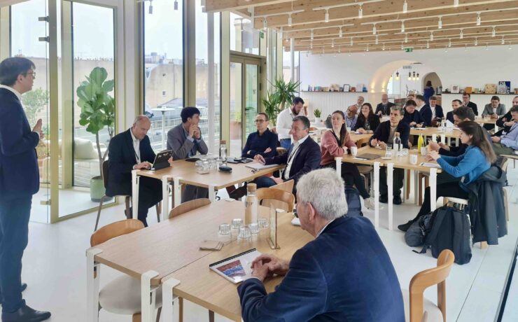 Au cours de cette réunion annuelle, les professionnels du marché de la literie ont pu échanger sur l’ensemble des travaux collectifs entrepris par les deux organisations professionnelles et leurs partenaires, parmi lesquels, notamment, les diverses actions engagées auprès des pouvoirs publics afin d’endiguer les multiples pratiques déloyales d’acteurs étrangers (aux premiers rangs desquels certains sites de vente en ligne).