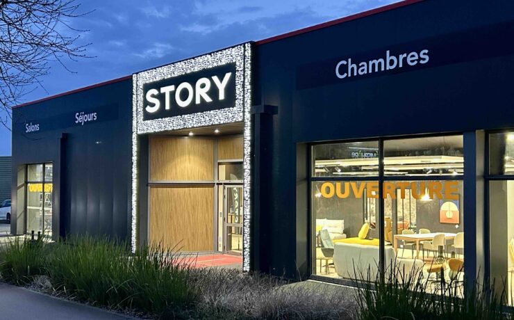 À Lorient (56), l’enseigne spécialiste du mobilier contemporain et tendance (qui a pour objectif d’ouvrir 5 à 6 nouveaux magasins par an) s’installe à nouveau sur son emplacement historique, au cœur d’une zone commerciale dynamique, regroupant cuisinistes et spécialistes de l’aménagement intérieur. Pour cette réouverture, neuf mois de travaux auront été nécessaires, afin de repenser totalement les 1 000 m2 du local.