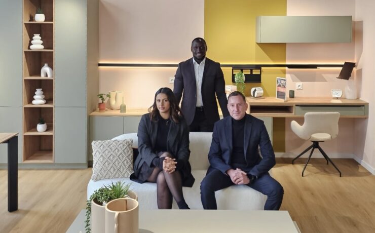 Le magasin de Francis Gomis, nouveau franchisé Cuisines AvivA, est implanté au numéro 1 de l’avenue Edouard Herriot, au sein du parc commercial “La Cerisaie”, sur la commune de Fresnes. Sa surface commerciale s'étend sur 155 m2. Sept expositions de cuisines sont proposées, mettant en avant la diversité des styles et des options disponibles. Le showroom comprend également une section dédiée à des modèles de dressing, buanderie et salle de bains.