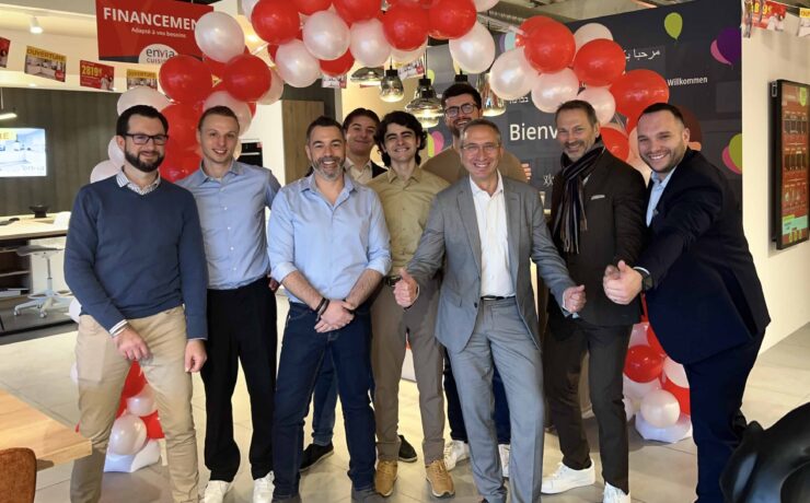 Comme le veut la tradition chez l’enseigne développée par le groupe Envia Expansion, la centrale était présente pour accompagner ce lancement. À cette occasion, Jacques Bedun et Patrick Grange (co-dirigeants de la marque), ainsi que Jérémy Bajard (animateur réseaux) sont venus apporter leur soutien à Valentin Labbe, accompagné de son associé Laurent Feraud, ainsi qu’à leur équipe de quatre concepteurs-vendeurs.