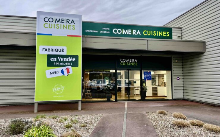 Il y a douze ans, Marine et Emmanuel Rapin ont ouvert leurs premiers magasins Comera Cuisines aux Herbiers (85) et à Cholet (49). En 2021, ils ont repris le magasin Comera Cuisines d’Angers (49)… avant d’écrire une nouvelle page de leur histoire à Montaigu, en Vendée, il y a quelques jours de cela. Inaugurée le 21 mars dernier, cette nouvelle unité bénéficie d’une surface de plus de 150 m2.