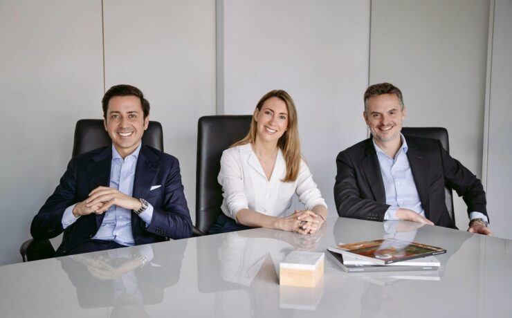 Le groupe familial espagnol d’envergure internationale Cosentino, qui fabrique et distribue des surfaces pour l’aménagement intérieur, l’architecture et le design, particulièrement réputé auprès de la population des cuisinistes pour ses plans de travail (marques Silestone, Dekton, Sensa), fait évoluer en profondeur sa gouvernance. Objectif : assurer une relève générationnelle optimale.