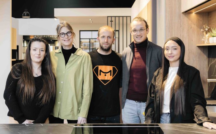 À proximité immédiate de l’axe hautement stratégique qu’est la route nationale 10, entre Trappes et Rambouillet, ce nouvel espace de 285 m2, implanté à Coignières (78), promet d'offrir aux consommateurs une expérience “unique et de qualité”, pour tous leurs besoins en matière de cuisine et d’aménagement d’intérieur. À la tête de cette nouvelle affaire : Guillaume Chemin.