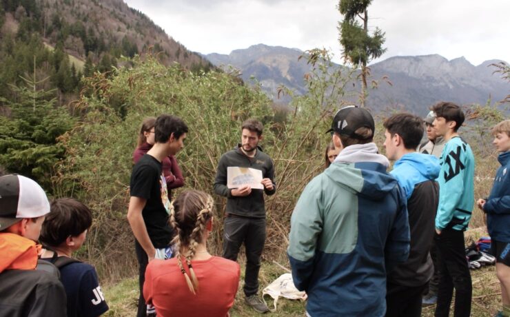 Un partenariat tripartite entre le fonds de dotation Eugène & Marie Fournier (groupe Fournier), la commune de Thônes et l’écomusée du Bois et de la Forêt de Thônes, a été signé le 26 mars dernier. Objectif : officialiser le projet “Forêt-École”, dont la vocation consiste à faire découvrir et aimer la forêt aux jeunes générations, pour une meilleure transmission des savoir-faire et une promotion accrue de la préservation du patrimoine forestier.
