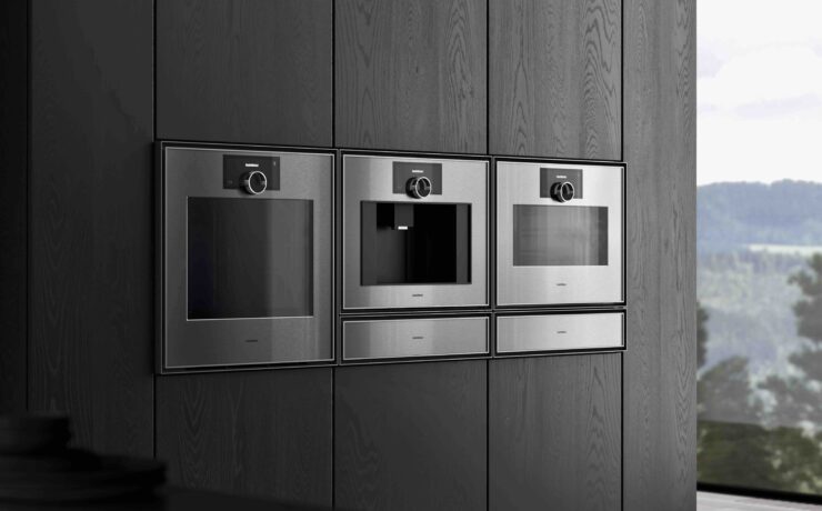 Pensée pour répondre à un large éventail de besoins, la gamme Gaggenau Expressive comprend des fours, des fours combi-vapeur, des fours combinés micro-ondes, des machines à expresso tout automatique, des tiroirs culinaires chauffants et des tiroirs sous vide. Parmi les éléments inédits de cette nouvelle gamme : l’anneau de commande, qui semble flotter au-dessus d’une porte en verre parfaitement intégrée à son environnement.