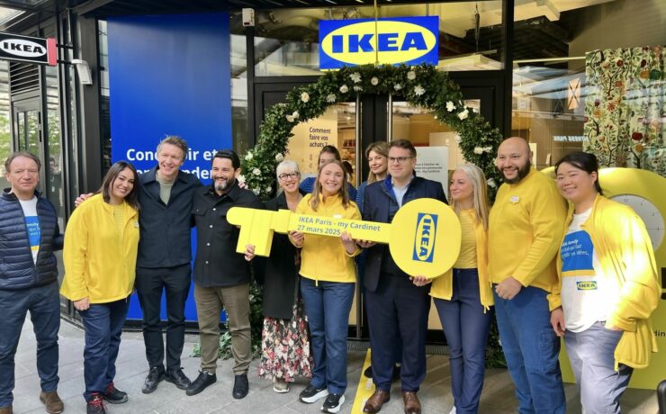 Le 27 mars dernier, le Suédois a inauguré un nouvel “Atelier de conception et de commande” dans le 17e arrondissement de Paris. Cette ouverture représente une étape supplémentaire dans la stratégie d’expansion omnicanale de l’enseigne, qui vise à rapprocher la marque de ses clients en combinant des points de contact physiques et digitaux complémentaires. Quant au futur centre logistique de Limay (78), dont la pose de la première pierre s’est déroulée la veille, il devrait permettre à Ikea de livrer plus de 700 000 clients en Île-de-France et dans l’ouest de l’Hexagone.