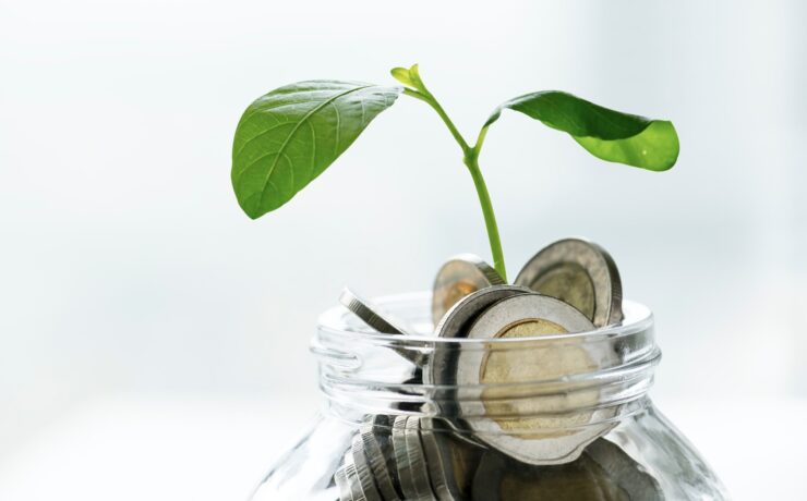 On peut le regretter. Mais les acteurs de la filière meuble vont devoir en tenir compte, ne serait-ce que dans leur(s) façon(s) de communiquer sur le sujet auprès des consommateurs : dans une société qui vante le gain de temps et où l’offre crée la demande, l’injonction à une consommation responsable devient de moins en moins audible. C’est en tout cas ce qui ressort d’une récente étude qualitative menée par L’ObSoCo. Synthèse.