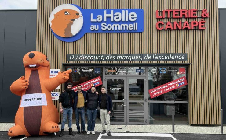Déjà à la tête du magasin franchisé de Vaux-sur-Mer (à une quarantaine de kilomètres de Saintes), Alexandre Ledoux et Damien Labrousse, en inaugurant ce second point de vente, renforcent leur engagement au sein du réseau de la Marmotte. Les deux entrepreneurs veulent proposer une expérience d’achat personnalisée, avec des conseils avisés pour guider les clients dans le choix de leur literie et de leur canapé.