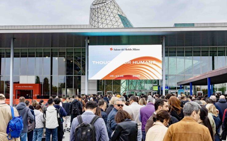 Cette édition 2025 du “Salone Internazionale del Mobile”, qui s'est tenue dans le contexte que l’on sait, a enregistré 302 548 visiteurs… versus 361 417 en 2024. Certes. Mais la cuvée de l’an dernier avait incontestablement bénéficié d’un “effet” EuroCucina (biennale consacrée à l’univers de la cuisine) ; et la fréquentation de l'édition qui vient de fermer ses portes réalise une performance en ligne avec celle concomitante d'Euroluce 2023 (éclairage).