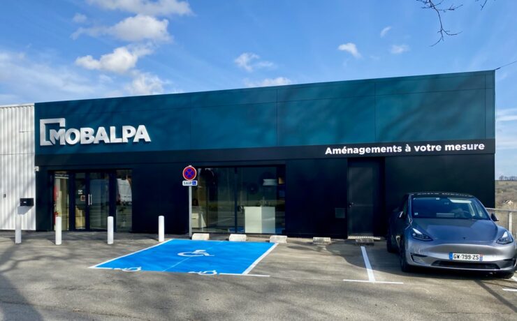 Située sur l'axe majeur de la route de Montauban (synonyme de fort passage au sein de la zone commerciale) et grâce à son positionnement au pied d'un rond-point, cette nouvelle implantation de la marque haut-savoyarde bénéficie d'une très belle visibilité. Pour animer les quelque 305 m2 du magasin, Sébastien Baurens, franchisé, s’est pour l’heure entouré de trois conceptrices.