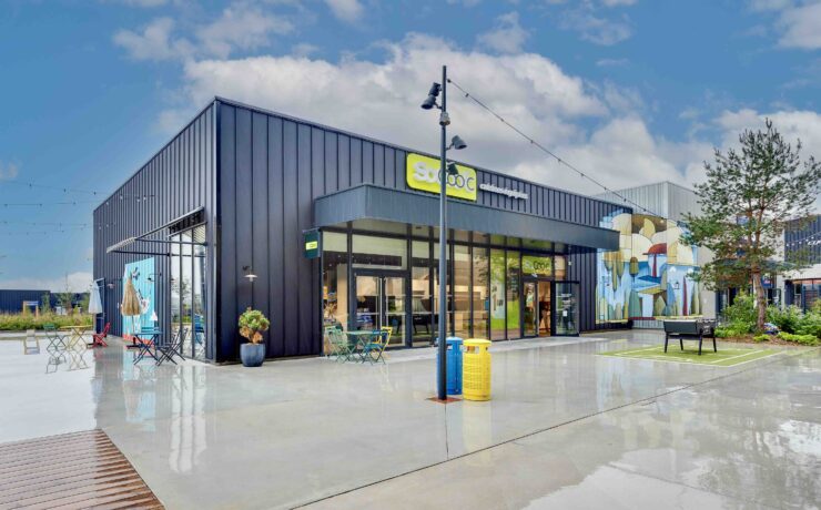 Après une année 2024 record en termes d’ouvertures (17 inaugurations), l’enseigne cuisiniste SoCoo’c aborde 2025 avec l’ambition de faire encore grandir son réseau de magasins cette année. Objectif : 20 nouveaux points de vente. Pour soutenir cette croissance annoncée, l’équipe “développement”, pilotée par Hervé Hornain, est désormais au complet, avec trois développeurs qui se partagent le territoire et accompagnent les franchisés sur le terrain.