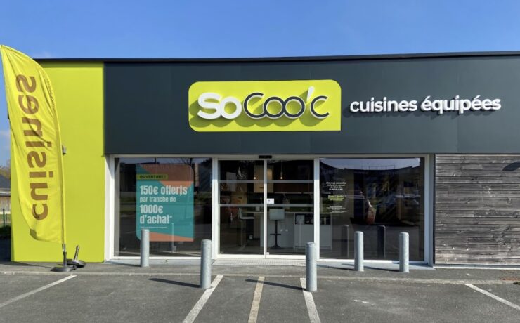 Ce nouveau point de vente SoCoo’c, d’une surface de quelque 150 m2, est situé dans la zone commerciale de Saint-Agathon (22), particulièrement dynamique. À la barre : Nicolas Roualen, multi-franchisé déjà à la tête des magasins SoCoo’c de Langueux et Lannion qui, avec cette nouvelle ouverture, confirme sa confiance dans le concept de l’enseigne du groupe Fournier.