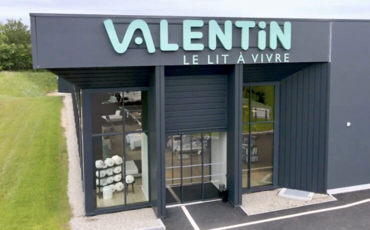 Le fabricant-distributeur de literie, Valentin & Moënner, propriété de la holding bretonne Sofia depuis 2018, a été placé en redressement judiciaire. À Quimper, sous l’entité “Literie Moënner”, l’usine emploie 39 salariés, tandis que la partie commerciale est gérée par “Literie Valentin” (10 magasins à ce jour) et animée par ses 25 salariés. Plusieurs entités auraient déjà fait connaître leur intérêt pour reprendre des activités. Deux repreneurs potentiels, “sérieux” et ayant “pignon sur rue”, sont même évoqués…