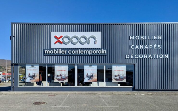C’est le groupe Berthod, entreprise multi-enseignes spécialiste de l’ameublement et de la décoration, implanté sur les deux Savoie et dans l’Ain, qui porte ce projet. Sur un espace de 380 m2 et à quelques pas de sa marque sœur “H&H créateur de meubles”, XOOON complète l’offre du groupe Habufa, avec une gamme de meubles entièrement personnalisables.