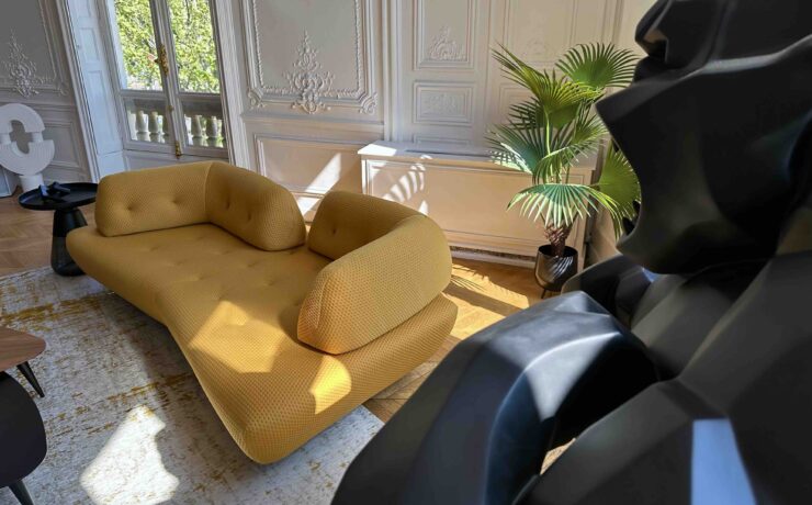 À la clé de cette collaboration inédite : trois pièces emblématiques (une table, un buffet, un canapé), qui reflètent de façon plus ou moins affirmée la célèbre esthétique “facettée” de l’artiste (vulgarisée par son fameux gorille “Kong”). Cette association créative marque une nouvelle étape pour XXL Maison, dont les dirigeants affirment leur volonté d’imposer la marque sur le marché du mobilier premium et d’accélérer son développement hors de nos frontières.