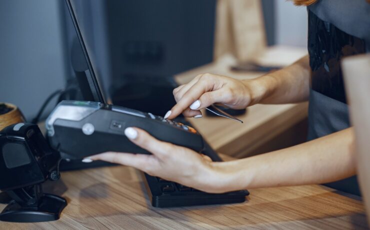 Dans un contexte international anxiogène, source d’incertitudes prégnantes pour nos concitoyens, l’activité des enseignes du commerce spécialisé, marquée par une forte hétérogénéité entre les différents secteurs, s’est soldée en mars dernier par une très légère hausse versus mars 2024, à +0,9 %. Quant à la fréquentation des points de vente, elle est en forte baisse sur la même période (-3,5 %), signe préoccupant de la frilosité persistante des consommateurs.