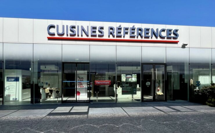 Grâce à la mise en œuvre de son “Plan Stratégique 2027” (présenté fin 2024 à l’occasion du congrès anniversaire de l’enseigne), Cuisines Références a bouclé un premier trimestre 2025 encourageant… et à contre-courant de la plupart des phénomènes conjoncturels du moment. Forte, notamment, d’une hausse du trafic en magasin et de récentes inaugurations prometteuses, la bannière du groupe FBD prévoit d’ouvrir huit autres points de vente cette année. Mais ce n’est pas tout…