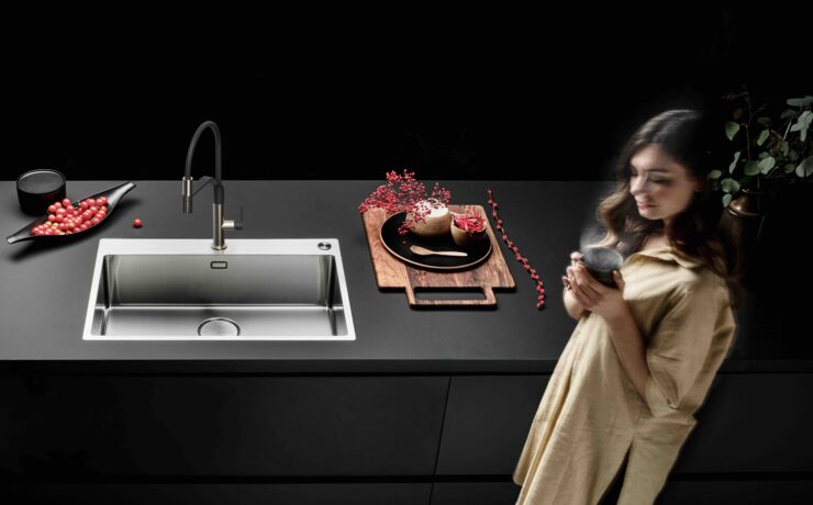 Afin de garantir une correspondance optimale entre les deux éléments majeurs constitutifs du point d’eau que sont l’évier et le mitigeur, les deux marques emblématiques italiennes, distribuées en exclusivité en France par l’entreprise familiale Eberhardt, ont conçu des “packs”. Ceux-ci comprennent un évier Falmec et un mitigeur Gessi, systématiquement sélectionnés pour leur adéquation, à la fois en termes de design, de finitions et de coloris.