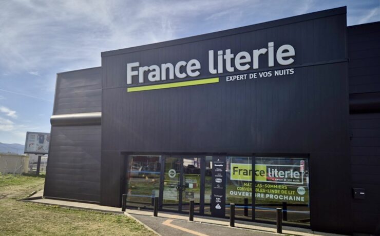 France Literie poursuit sa dynamique de développement national avec l’ouverture d’un tout nouveau point de vente à proximité de Clermont-Ferrand (63). Ce magasin de 460 m2, aménagé selon les dernières normes du concept de l’enseigne, est porté par Vincent Vacher et Raphaël Petit, deux entrepreneurs déjà solidement implantés dans la région grâce à l’exploitation d’un magasin Cuir Center classé parmi les plus performants de France.