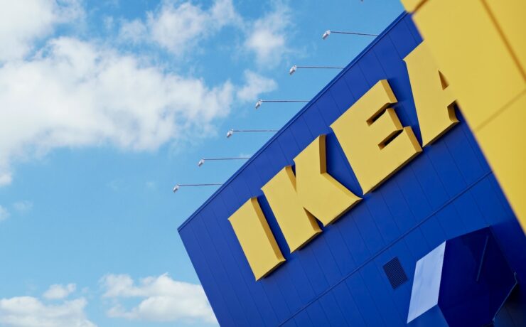 Ce nouveau plan de 100 millions d’euros a pour objet de permettre à l’entreprise leader de l’ameublement de poursuivre son développement tout en réduisant son empreinte carbone, conformément à son engagement dans les Accords de Paris. Par ailleurs, dans le cadre de sa stratégie qui consiste à multiplier les points de contact physiques et les nouveaux formats de magasins, le distributeur ouvrira un “Atelier de Conception et Commandes” à Pau (64) le 5 juin prochain.