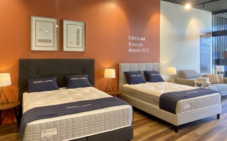 Le nouveau magasin Maison de la Literie de Saint-Priest (69) est dirigé par Jean-Pierre Cot et Julien Buy, spécialistes des univers salon et literie au sein du groupe familial Cot, acteur majeur du secteur de l'ameublement et de la décoration depuis plus de quarante ans. L’enseigne du groupe Fremaux-Delorme (qui vise les 200 points de vente d’ici 2028), annonce par ailleurs un objectif de deux succursales et dix franchises supplémentaires cette année.