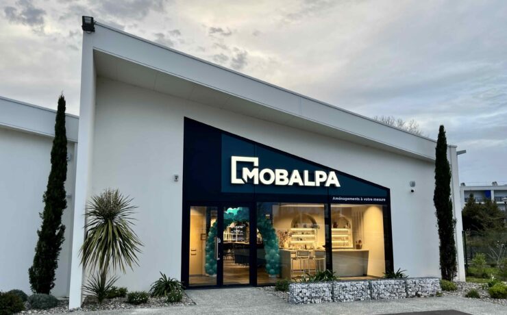 Avec une surface commerciale de 178 m2, ce point de vente flambant neuf a été conçu pour offrir une expérience immersive aux visiteurs. Le magasin est idéalement situé, à l’entrée de la zone commerciale, à proximité immédiate d’un rond-point stratégique, sur l’axe menant au centre-ville. Ce positionnement assure une excellente visibilité et un passage important.