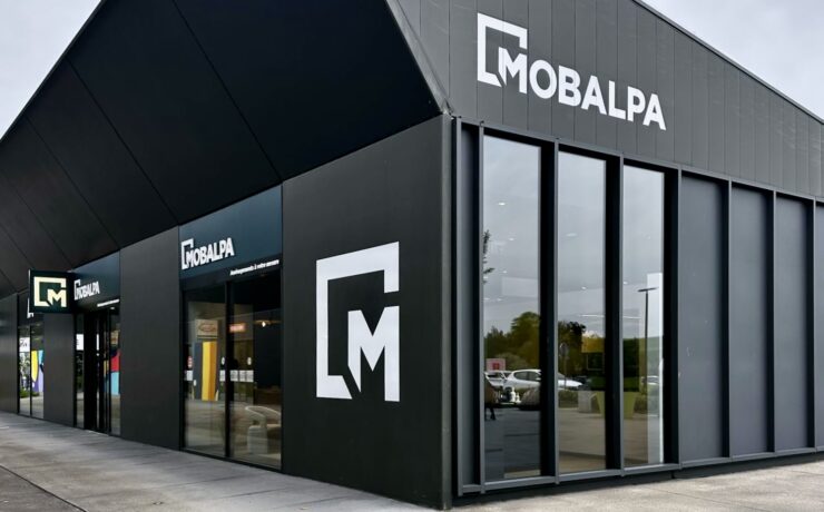Situé dans la zone commerciale “Champéa Shopping” de Thillois, à proximité d’un grand nombre d'enseignes renommées de l'ameublement et de l'habitat, le nouveau magasin Mobalpa ouvert par Élodie et Sébastien Prudhomme, installé dans une cellule contemporaine particulièrement dans l’air du temps (d'une surface de 180 m2), bénéficie d'une excellente visibilité et d'un fort passage.