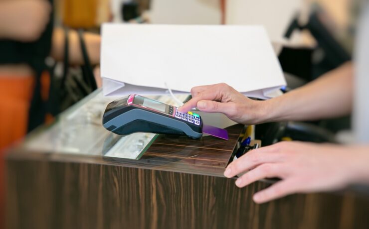 Grâce à une forme de dynamisme, surtout soutenu par des décalages calendaires, les enseignes du commerce spécialisé ont terminé le mois d’avril dernier avec une évolution positive de leur activité : +4,5 % versus avril 2024. Les ventes en magasins sont en hausse dans la plupart des secteurs, à l’exception notable de l’équipement de la maison, qui reste en forte baisse (-3,5 %) et de la restauration, qui marque une légère régression (-0,9 %).