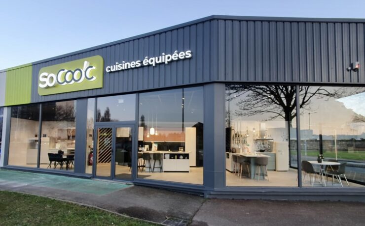 Le nouveau SoCoo’c de Cherbourg-en-Cotentin (50), d’une surface de 240 m2, bénéficie d’un emplacement stratégique, à l’entrée d’une zone commerciale particulièrement dynamique, notamment autour de l’univers de la maison en général et de la cuisine en particulier. Avec cette inauguration, l’enseigne (340 M€ de chiffre d’affaires en 2024) poursuit son développement en Normandie et renforce sa présence dans la Manche.