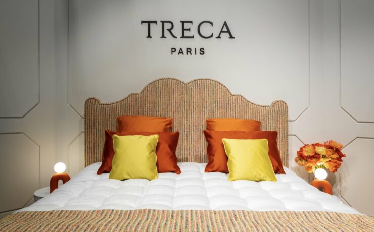 À l'occasion de son 90e anniversaire, la griffe haut de gamme du groupe Adova a voulu marquer les esprits lors de la dernière édition du salon international du meuble de Milan. Au travers d’une installation célébrant l'histoire et les valeurs qui la définissent depuis sa fondation, Tréca Paris a notamment présenté une première collaboration avec Lesage Intérieurs, des pièces de mobilier inédites, sept lits signatures et un espace d'archives retraçant près d'un siècle de création.