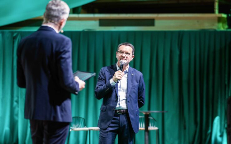 Tandis que le plan stratégique présenté par Laurent Raymond, directeur de l’enseigne du groupe Fournier, mise fortement sur le développement accru de l’aménagement sur mesure, désormais véritable fer de lance de la marque pour agencer l’ensemble de l’habitat, le réseau Mobalpa (398 M€ de chiffre d’affaires en 2024) se donne aussi pour objectif de passer la barre des 280 magasins présents en France, contre 234 à ce jour.