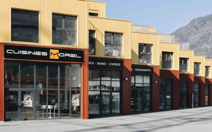 Situé au cœur de la zone d’activité “Delta Centre” de la commune de Villeneuve, dans le canton de Vaud, ce nouvel espace bénéficie d’une surface commerciale de plus de 210 m2. Dirigée par la famille Sidibé (Gabriel, Gwenaëlle et leur fille Abigaël), cette affaire familiale promet d'offrir “une expérience chaleureuse et de qualité pour tous les besoins en matière de cuisine et d’aménagement d’intérieur”.