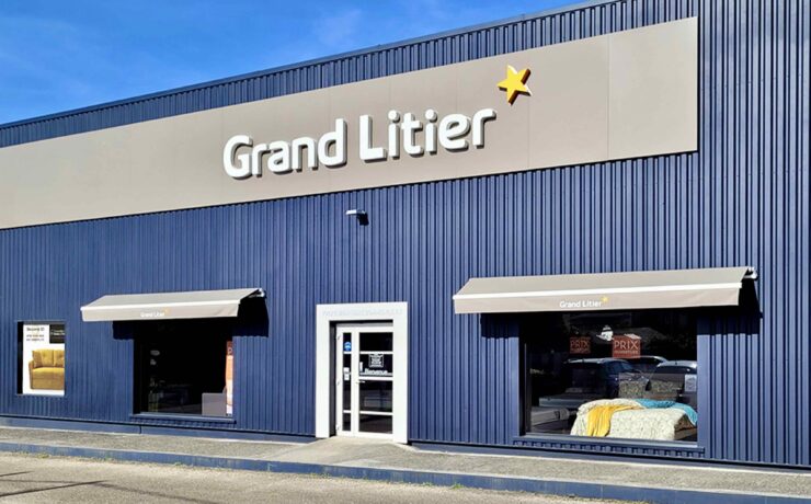L’enseigne Grand Litier a ouvert trois nouveaux magasins en mai. Le premier à Alès (30), dirigé par Natacha et Bruno Boyer, a été inauguré après une transformation rapide. Le deuxième, à Nice Saint-Isidore (06), est le second Grand Litier de Cynthia Guittard, qui poursuit l’héritage familial dans le meuble. Le troisième a ouvert à Saint-Quay-Perros (22), mené par Franck Le Cam et sa famille, sur une surface de plus de 500 m2. Chaque ouverture s’inscrit dans une dynamique locale forte et met notamment en avant les grandes marques de literie françaises.