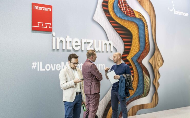 Interzum 2025 a accueilli quelque 60 000 visiteurs professionnels en provenance de 148 pays (versus 62 000 visiteurs professionnels venus de quelque 150 pays en 2023), ainsi que plus de 1 600 exposants issus de 57 nations (soit une proportion d'entreprises étrangères de 86 %). La prochaine édition du salon se tiendra à Cologne du 11 au 14 mai 2027.