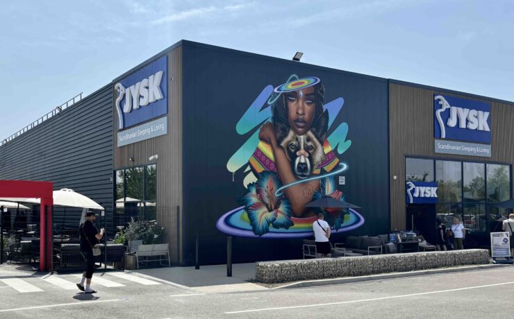 Ouvert le 11 juin dernier au sein de la zone commerciale “Be Green” de Saint-Parres-aux-Tertres (10), en lieu et place de l’ancien Alinéa, ce nouveau magasin permet à la direction de Jysk France de rappeler quelles sont ses ambitions dans l’Hexagone. La filiale française de celui qu’on présente souvent comme “l’Ikea danois”, profite en outre de cette ouverture pour faire taire une rumeur aux allures de “fake news”, qui laissait entendre il y a peu que l’enseigne se retirait du marché français.