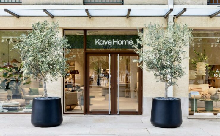 Avec cette inauguration, après celle de Marseille en octobre 2024, intervenue au sein des “Docks Village”, dans le quartier de la Joliette, la marque-enseigne espagnole de mobilier et de décoration renforce sa présence dans le département des Bouches-du-Rhône. Implanté sur une surface de quelque 450 m2, ce nouveau magasin accueille un “Atelier”, espace de personnalisation pensé aussi bien pour les professionnels que pour les particuliers.