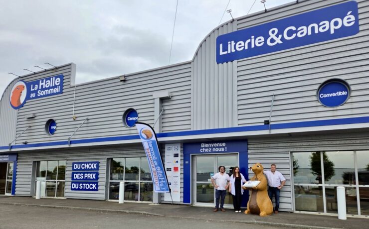 Implanté dans la ZAC des Grands Champs, sur la commune de Flers (61), ce nouveau point de vente (d’une surface d’environ 600 m²) dédié à la literie et aux canapés, bénéficie d’un emplacement stratégique en périphérie commerciale. Sa direction est assurée par Emmanuel Geffrault, déjà franchisé La Halle au Sommeil dans l’Orne avec son magasin d'Argentan.