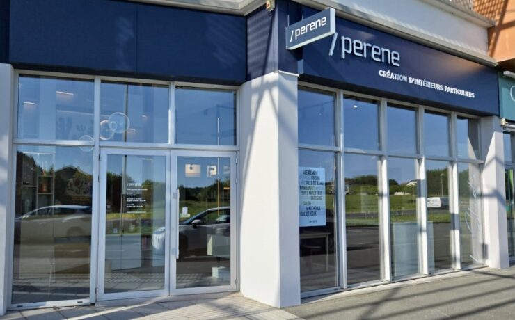 Située à l’entrée du centre commercial “Centre Urbegi”, sur la commune d’Anglet (64), le long d’un axe stratégique entre Bayonne et Biarritz, cette nouvelle unité Perene, d’une surface de 130 m2, a été pensée comme un appartement d'exception, susceptible d’illustrer tout le savoir-faire de la bannière du groupe Fournier. À la tête de ce showroom flambant neuf : David Pérès et Fanny Barreira.