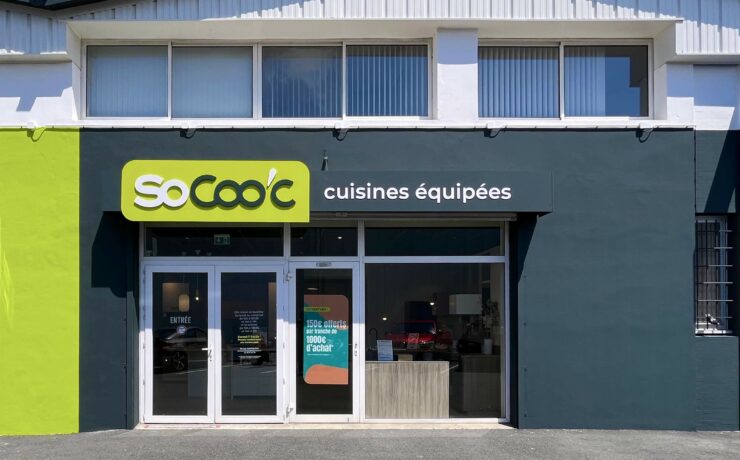 Cette nouvelle unité franchisée, d’une surface de 110 m2, est idéalement située, au cœur de la zone commerciale de Jalday ; un emplacement stratégique pour l’enseigne, qui souhaitait parfaire son maillage territorial dans le Pays Basque. Deux associés à la tête de ce point de vente flambant neuf : Loïc Drutel et Xabi Élissalde.