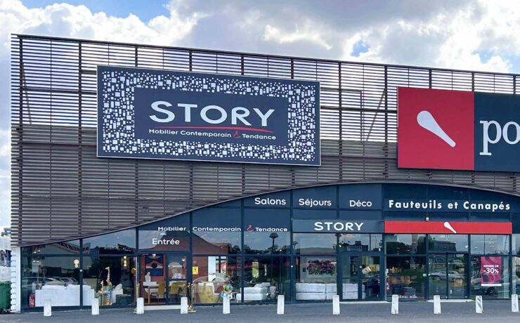 L’enseigne d’ameublement contemporain Story poursuit son développement national avec l’ouverture d’un point de vente stratégique à Bordeaux Lac, opérée par un acteur majeur du Sud-Ouest : le groupe multi-franchisé et pilier de l’ameublement régional Bayle. Implanté sur 380 m2, à quelques pas d’enseignes locomotives, ce nouveau magasin a été pensé comme un écrin chaleureux, valorisant les best-sellers de l’enseigne.